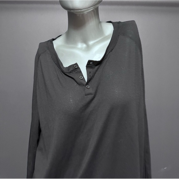 Lululemon MENS Henley Top - Picture 4 of 5